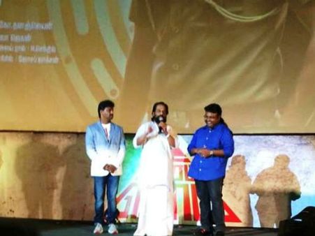 சிகரம் தொடு.. இசை வெளியீட்டு மேடையில் ஜேசுதாஸ் பாடிய 'அப்பா' பாடல்!