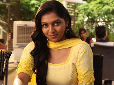 இரட்டை கொண்டாட்டத்தில் நடிகை லட்சுமி மேனன்– ரசிகர்களுக்கும் “டபுள் டிரீட்”!