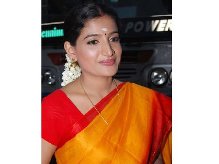 ஆசை ஆசையாய் நடித்த சினிமா, சீரியல்கள் கைகொடுக்கலையே: சந்தோஷி