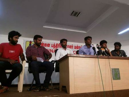 கத்தி, புலிப்பார்வையைத் திரையிட்டால் வெள்ளைத் திரைகள் கிழித்தெறியப்படும் - மாணவர் அமைப்பு ஆவேசம்