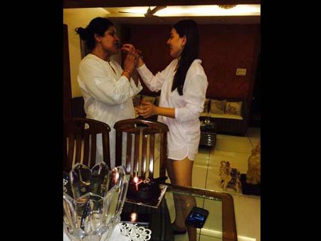 ஹன்சிகா பிறந்த நாள்: போன வருஷம் சிம்புவுடன்... இந்த வருஷம் அம்மாவுடன்!