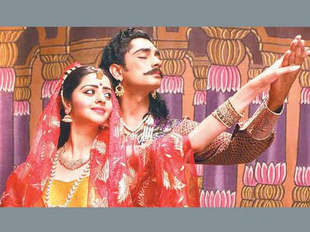 மயில் இறகாய் வருடும் காவியத் தலைவனின் 'யாருமில்லா' பாடல்: ஃபேஸ்புக்கில் டிரெண்ட் ஆகிறது