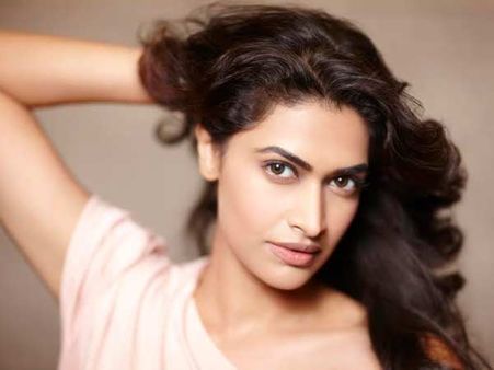 தம்மடிக்கும் காட்சிகள்தான் சவாலாக இருந்தன!- சலோனி லுத்ரா