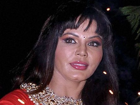 100 பெண்களுக்கு தையல் மெஷின் வழங்கிய 'சி.எம்.' ஆக ஆசைப்படும் நடிகை ராக்கி சாவந்த்