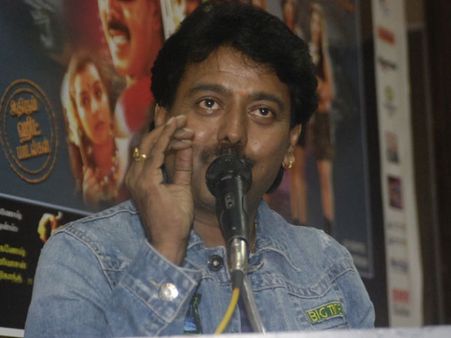 கார் டயர் வெடித்து விபத்து: நடிகர் பாபுகணேஷ் பலத்த காயம்