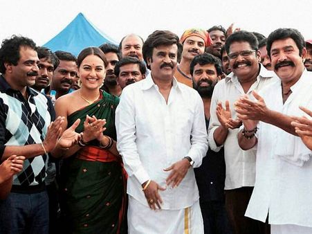 லிங்கா படப்பிடிப்புத் தளத்தில் தனது 40வது ஆண்டைக் கொண்டாடிய ரஜினி!