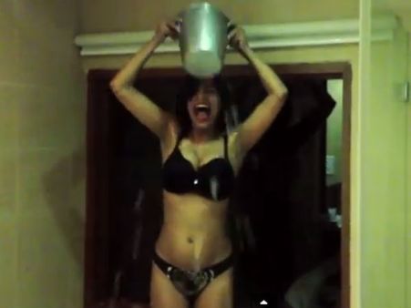 ஜட்டி, பிராவில் 'ஐஸ்' குளியல் போட்ட பூனம் பாண்டே: 3 கான்களுக்கு சவால் விட்டார்