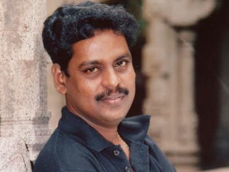 ஐ படத்திற்காக விமானத்தில் பறந்தபடி எழுதிய பாடல்! - கவிஞர் கபிலனின் பாட்டனுபவம்!