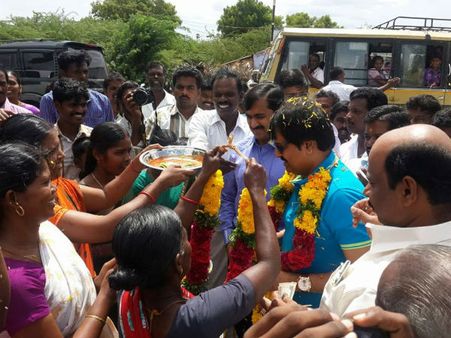 வேட்டியை வேலியாக்கி மரம் வளர்க்கும் மக்கள்.. நடிகர் விவேக் பெருமிதம்