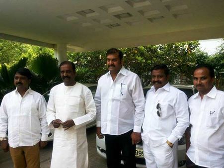 கவிஞர் வைரமுத்துவை நலம் விசாரித்தார் நடிகர் நெப்போலியன்