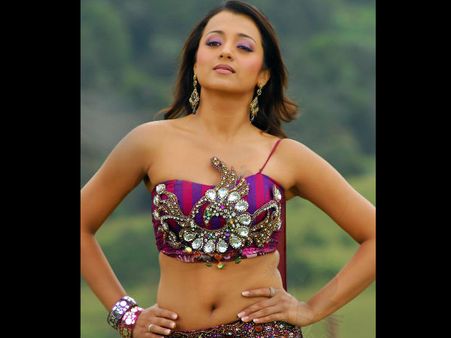 டூ பீஸ் உடையில் ”கிளுகிளு” த்ரிஷா – காத்துக் கிடக்கு கன்னட உலகம்!