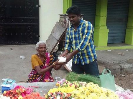 ஏழைகளுக்கு பால் பாக்கெட்... ரஜினி ரசிகர்களின் புது சவால்!