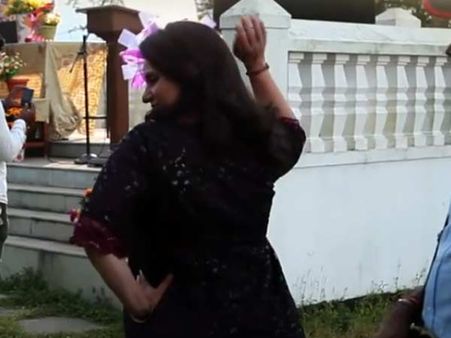 ஹய்.. என் பின்னழகு நல்லாருக்கே.... டிம்பிள் 