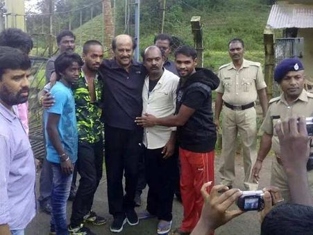 லிங்கா கடைசி நாள் ஷூட்டிங்... ரஜினியைப் பார்க்க நீண்ட வரிசையில் காத்திருந்த மக்கள்!