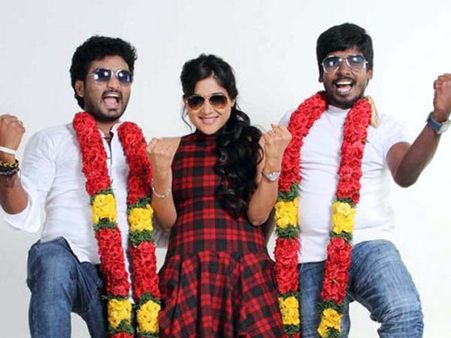 நான் மொக்க போஸ்ட் போட்டாலும், டென் தவுசன்ட் ஷேர் தாண்டுதுங்க! - இது 'பேஸ்புக்' பாட்டு