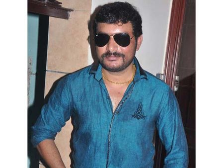 வைரம் பதிக்கப்பட்ட செல்போன் உபயோகிக்கும் தருண் கோபி