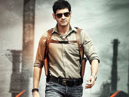 ‘ஆகடு’ பட கட் அவுட்டை அகற்ற போலீஸ் முயற்சி : 100 அடி உயரத்தில் இருந்து ஆற்றில் குதித்த ரசிகர்