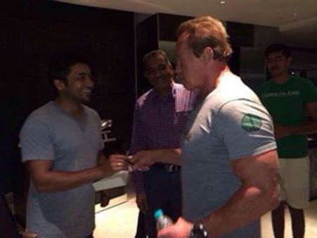 ஜிம்மில் அர்னால்டை ஆச்சர்யப்படுத்திய சூர்யா.. ஆட்டோகிராஃப் போட்டுக் கொடுத்த அர்னால்ட்!!