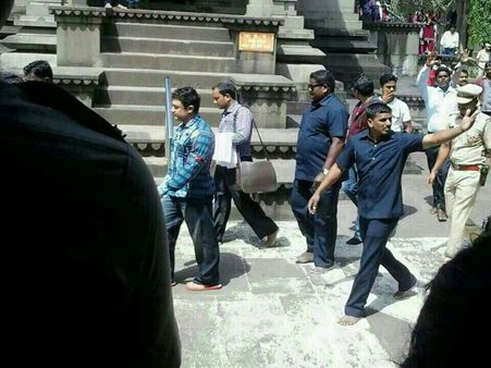 பக்தர்கள் போட்டோ எடுக்கக் கூடாது... ஆனா, அமீர்கான் சினிமா எடுக்கலாமா: இந்து அமைப்புகள் ஆவேசம்