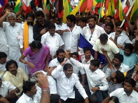 கத்தி விழாவை எதிர்த்துப் போராடிய வேல்முருகன், மாறன் உள்ளிட்ட 500 பேர் கைது