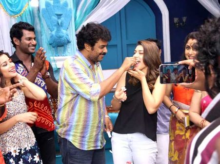 அரண்மனை வெற்றியை ஆம்பள செட்டில் கேக் வெட்டிக் கொண்டாடிய விஷால், சுந்தர் சி, ஹன்சிகா