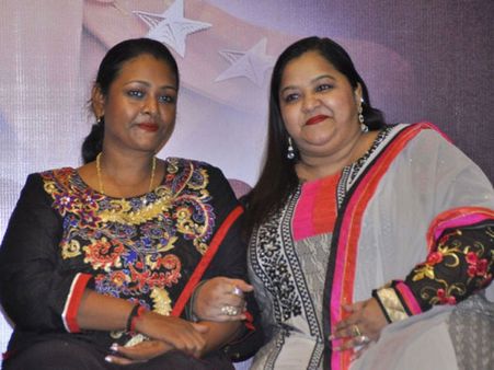 ஒல்லி ஷகிலா- குண்டு ஷர்மிலி இணைந்த கைகள்!!