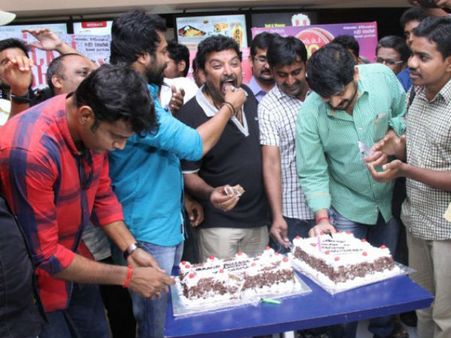 ஆடாம ஜெயிச்சோமடா வெற்றியை கேக் வெட்டிக் கொண்டாடிய படக் குழுவினர்!