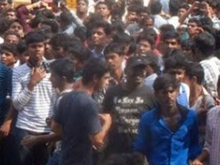 ஜெயலலிதாவுக்கு தண்டனை... இனிப்பு வழங்கிக் கொண்டாடிய விஜய் ரசிகர்கள்!