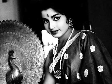 'மேல் நாட்டு மருமகளாக' இங்கீலிஷில் பாடி அசத்திய ஜெயலலிதா!