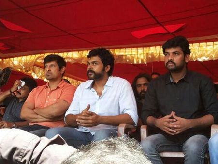 பழரசம் கொடுத்து உண்ணாவிரதத்தை முடித்து வைத்தார் நடிகர் எஸ்எஸ்ஆர்