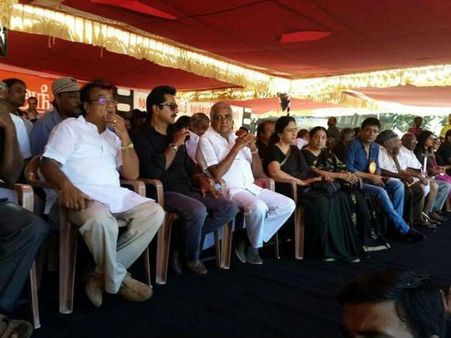 'அம்மா'வுக்காக உண்ணாவிரதம் இருந்த கோலிவுட்