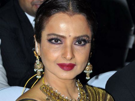 ஷமிதாப்பில் தனுஷுடன் அமிதாப் மட்டுமல்ல.. ரேகாவும் நடிக்கிறார்!