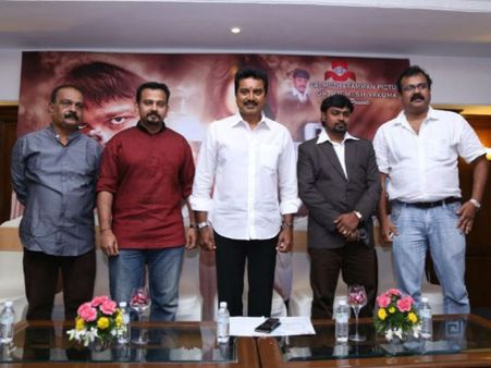 ஃபேஸ்புக்கால் நடக்கும் அடுத்தடுத்த கொலைகள்… நீ நான் நிழல்