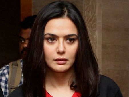 தியேட்டரில் தேசிய கீதத்திற்கு மதிப்பு கொடுக்காத வாலிபரை விரட்டிய ப்ரீத்தி ஜிந்தா