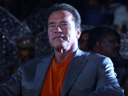 தன்னுடைய பிரமாண்ட வெண்கலச் சிலையை தானே திறந்து வைத்த அர்னால்ட்