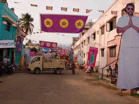 செங்கோட்டையில் திரிஷாவுக்கு ஓட்டு கேட்ட ஜெயம் ரவி! அஞ்சலியுடன் மோதல்!!