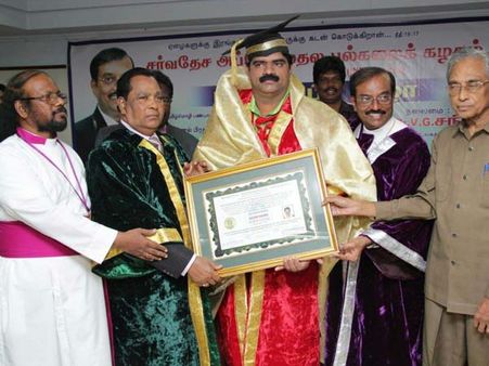 நடிகர், தயாரிப்பாளர் சைமனுக்கு டாக்டர் பட்டம்.. அமெரிக்க பல்கலைக் கழகம் வழங்கியது!