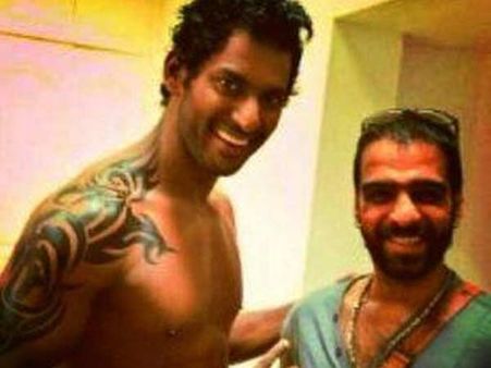 ‘ஆம்பள’ படத்திற்காக பச்சை குத்திக் கொண்ட கொண்ட விஷால்!