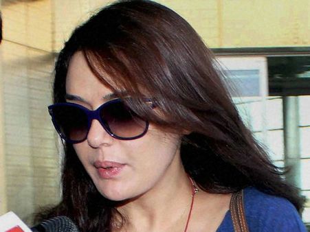 எங்க வந்து என்ன கேட்கிறீங்க: செய்தியாளர்களை கேட்ட நடிகை ப்ரீத்தி ஜிந்தா