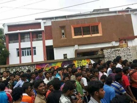 கத்தி கொண்டாட்டம்: ஆரம்பிச்சுட்டாங்கய்யா ஆரம்பிச்சுட்டாங்க