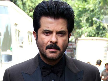 பட்டாசு வெடிக்கையில் நடிகர் அனில் கபூரின் முடியில் எரிந்த தீ