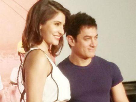 கோஹ்லிக்கும், அனுஷ்காவுக்கும் இடையே என்ன?: தெரிந்து கொள்ள துடிக்கும் ஆமீர்