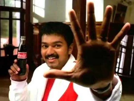 கோலா: ஃபேஸ்புக், ட்விட்டரில் 'விஜய்'யை வறுத்தெடுக்கும் மக்கள்