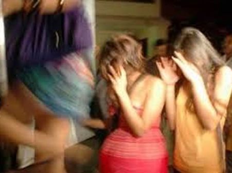 ரேவ்` பார்ட்டியில் கவர்ச்சி.. குத்தாட்டம் : போலீசில் சிக்கிய முன்னணி நடிகைகள்!