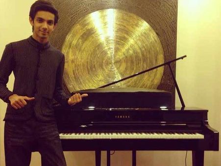 அனிருத்துக்கு ப்யானோ பரிசளித்த விஜய்