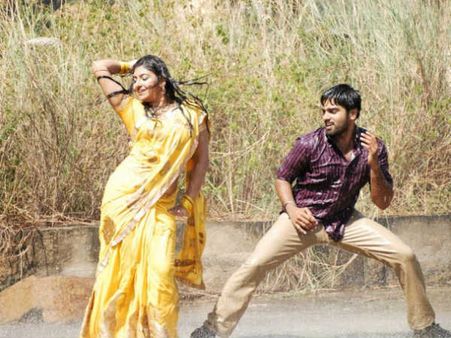 நதிகள் நனைவதில்லை படத்தில் நனைந்த மோனிகா