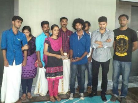 கட்அவுட் விபத்து: 'சேட்டன்கள்' திரட்டிய நிதியை பலியான ரசிகரின் குடும்பத்திடம் அளித்த விஜய்