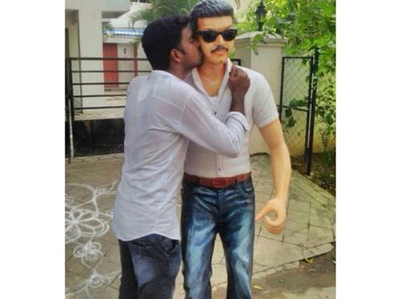 விஷ்வா பாய் சிலை: கோலிவுட் வரலாற்றிலேயே முதல் முறையாக....