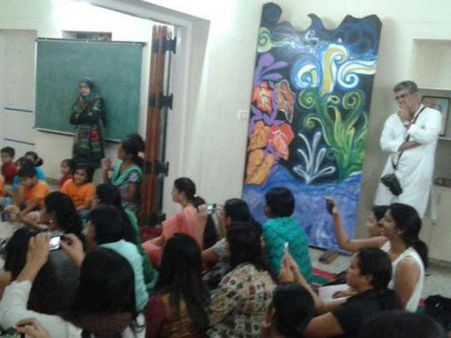 செல்ல மகளின் பள்ளி விழாவுக்கு கேமராவுடன் வந்த அஜீத்