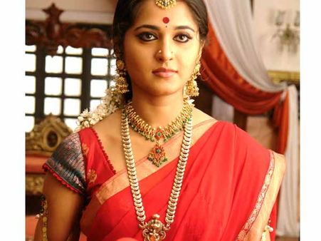 அனுஷ்கா 33... பிறந்தநாள் பரிசு கொடுத்த ருத்ரம்மா தேவி இயக்குநர்